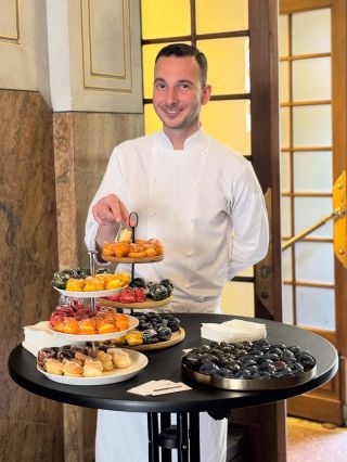 Podzim patří kultuře! 🎨🎭Věnečkové věže tentokrát vítaly účastníky předaukční výstavy @galeriekodl 🫶 #veneckyjanecek...