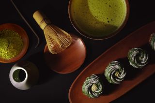 Klídek s matchou a..? A samozřejmě jako každou středu na vitríně máme i slané lososáky a modré sýry. Stavte se, ve středy...