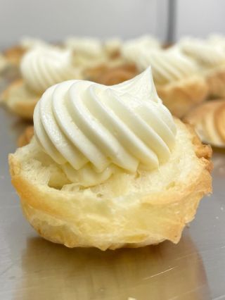 Máslový krém. Sametová chuť, maličko cukru. Lahodnou neděli💛 Váš Roman🧈 . #veneckyjanecek #sweet #dessert #christmas...