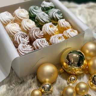 Box 32 Věnců, 8příchutí, peču i 24.12. 🤗 objednejte i s kurýrem veneckyjanecek.cz 🚙🎁🧁 #veneckyjanecek #giftideas...